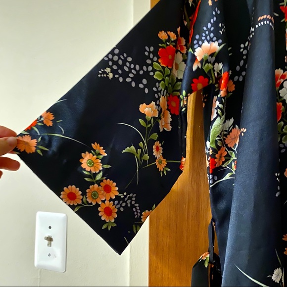 90s Robe - Picture 2 of 3